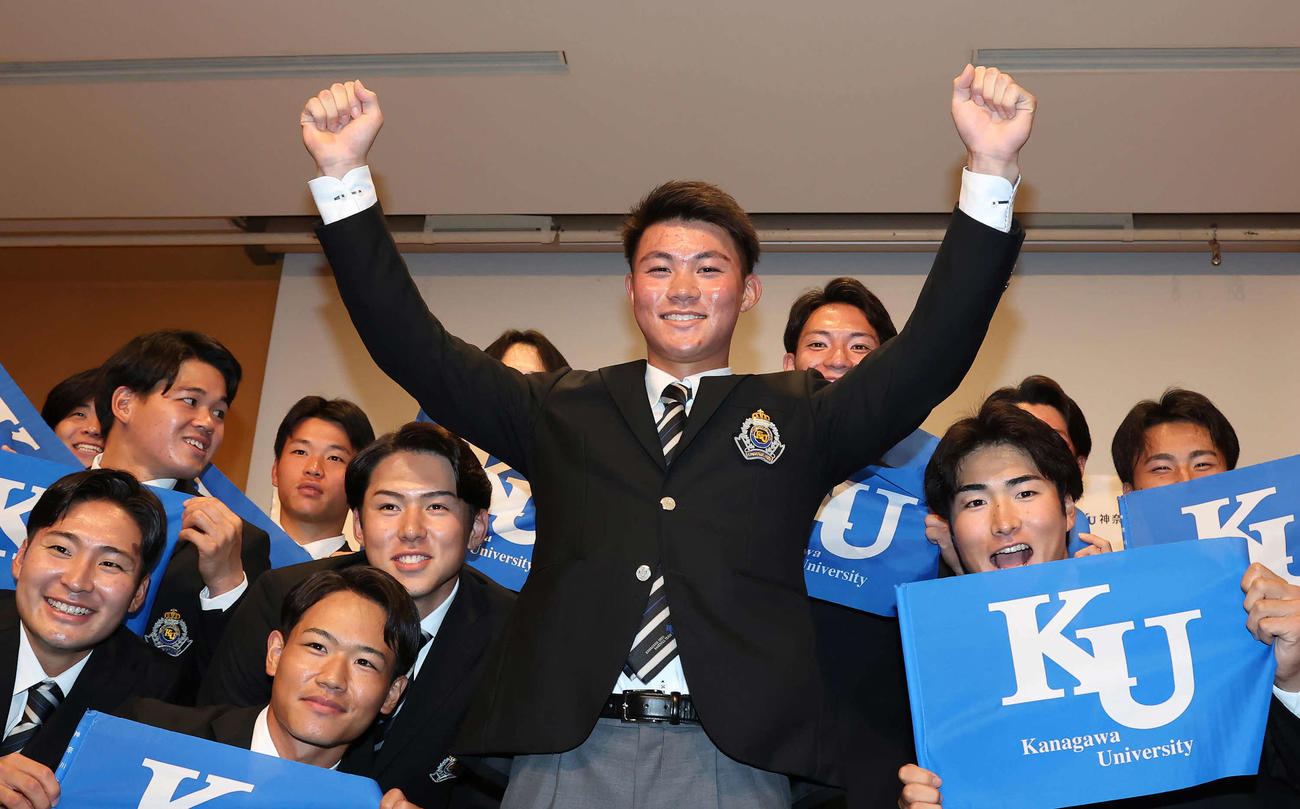 ソフトバンクの2位指名を受けて、野球部の仲間たちと写真に納まる庄子（撮影・丹羽敏通）
