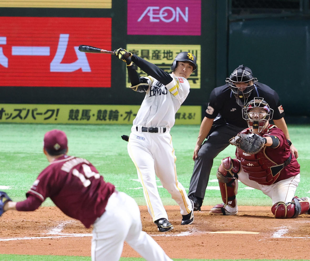 ソフトバンク対楽天　9回裏ソフトバンク2死一、二塁、柳町は左越えにサヨナラ2点適時三塁打を放つ（2024年9月21日撮影）