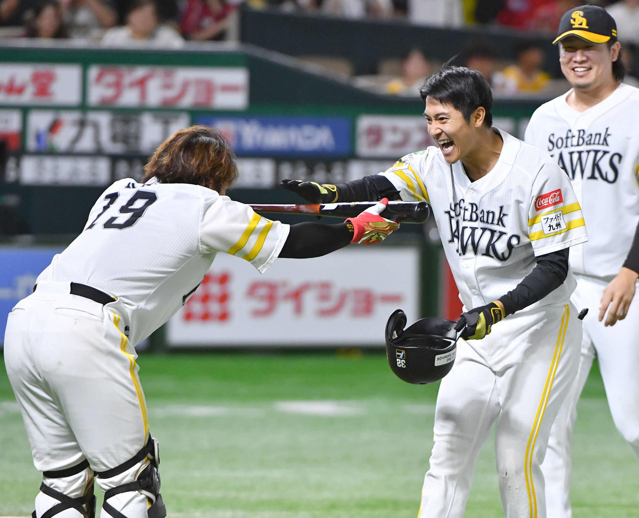 ソフトバンク対楽天　9回裏ソフトバンク2死一、二塁、左越えにサヨナラ2点適時三塁打を放った柳町（右）は、甲斐から笑顔でバットを受け取る（2024年9月21日撮影）