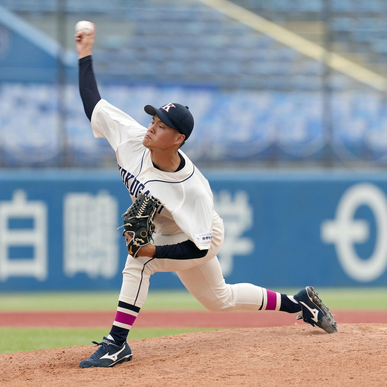 東農大対国学院大　9回からマウンドに上がった国学院大・坂口（撮影・たえ見朱実）