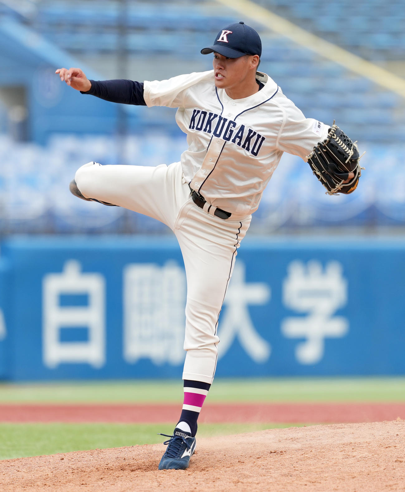 東農大対国学院大　9回からマウンドに上がった国学院大・坂口（撮影・たえ見朱実）