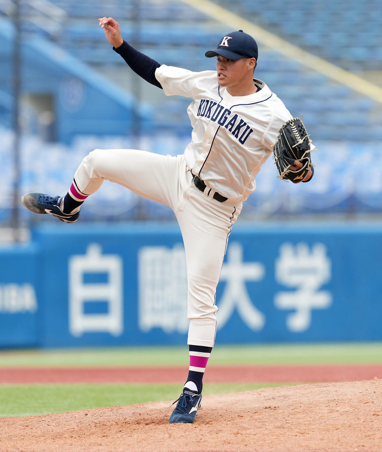 東農大対国学院大　9回からマウンドに上がった国学院大・坂口（撮影・たえ見朱実）