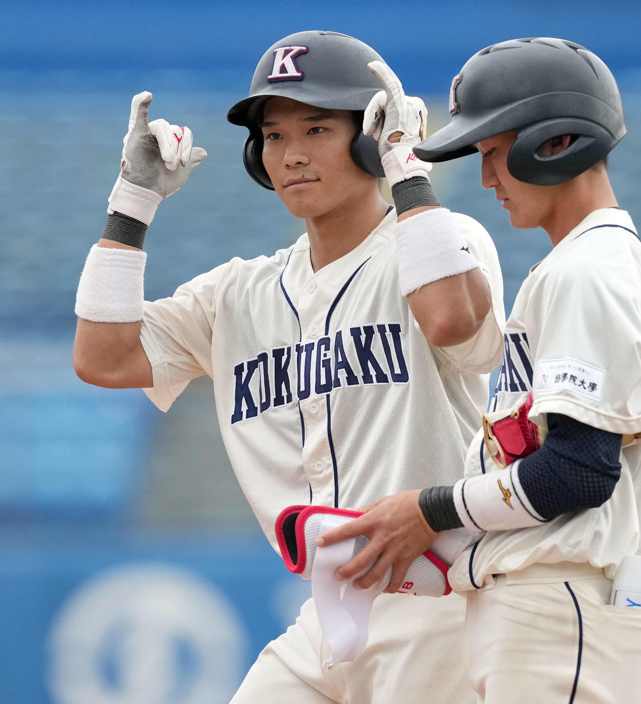 東農大対国学院大　6回裏国学院大2死、右前打を放ちポーズを決める神里（撮影・たえ見朱実）