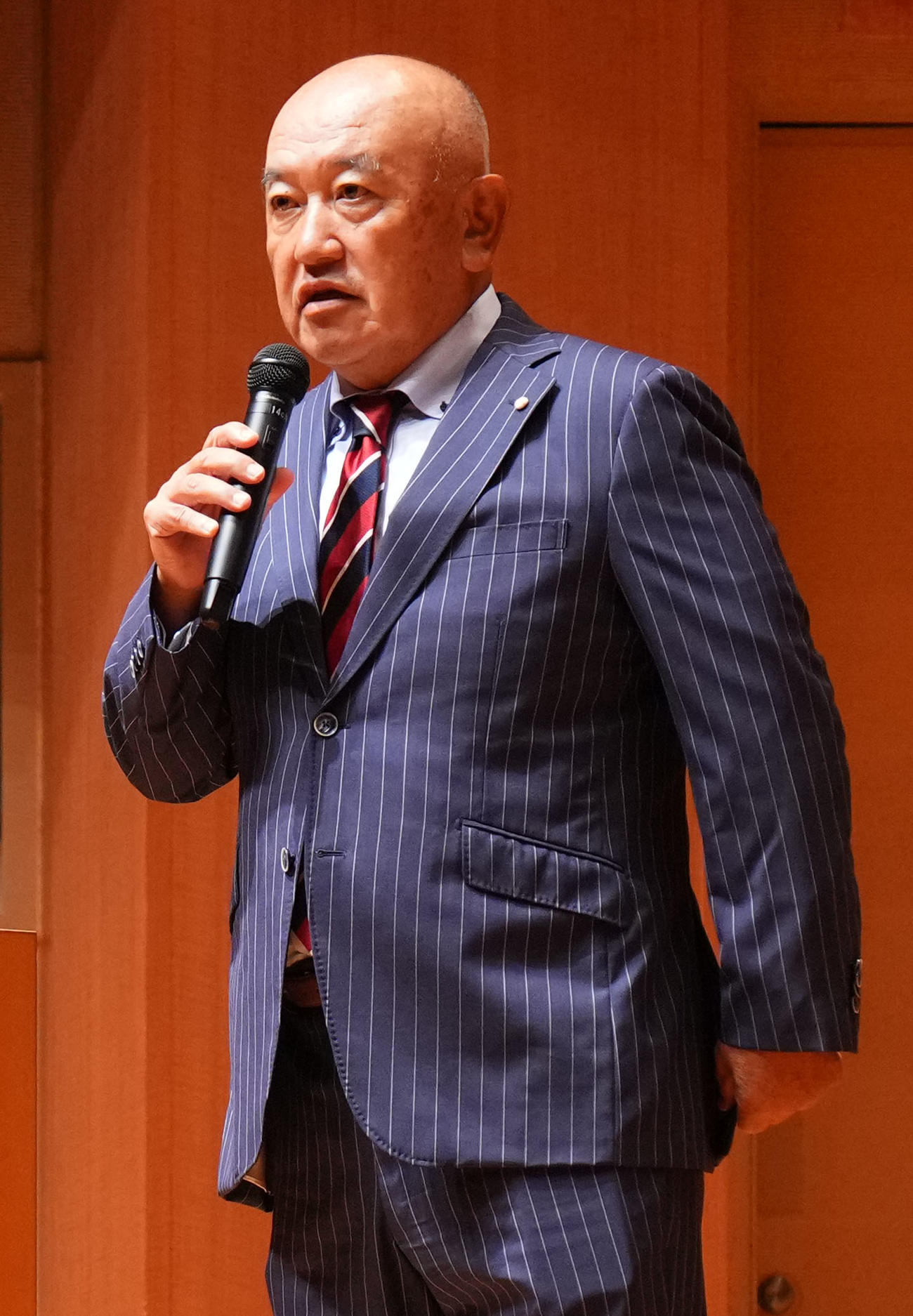 ドラフト会議終了後、報道陣にあいさつする慶大・堀井監督（撮影・横山健太）