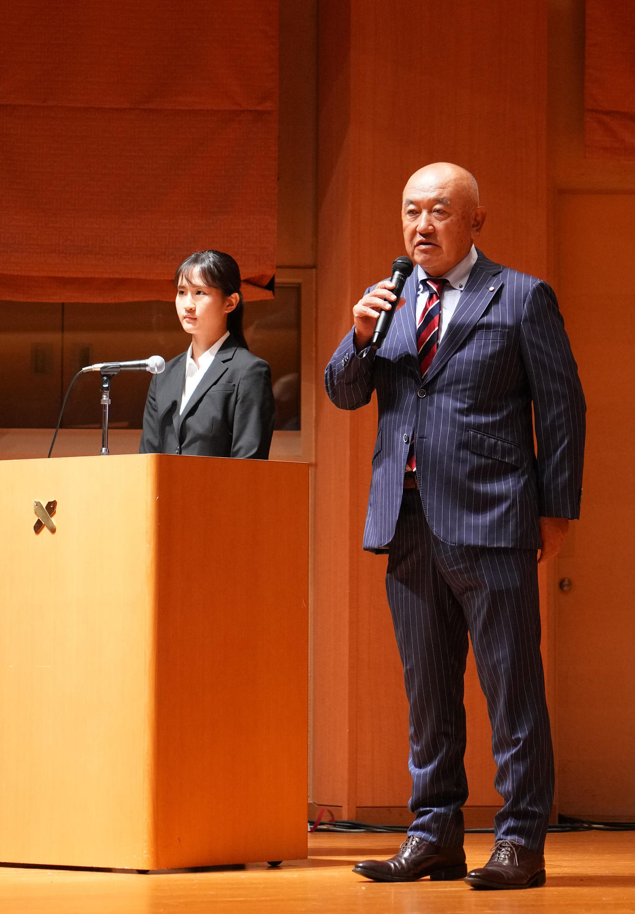 ドラフト会議終了後、報道陣にあいさつする慶大・堀井監督（撮影・横山健太）