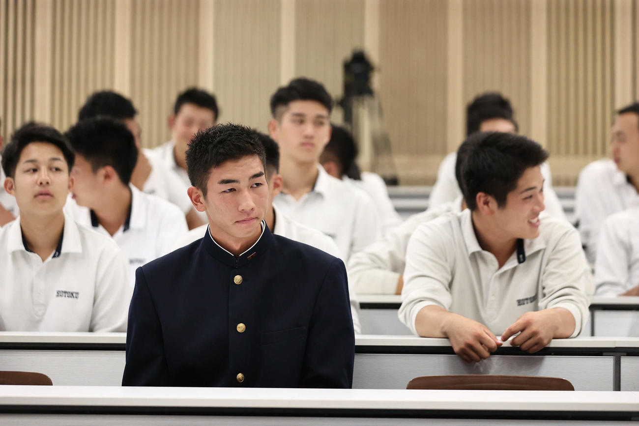 報徳学園・今朝丸は1位指名がなく厳しい表情で待つ（撮影・西尾就之）
