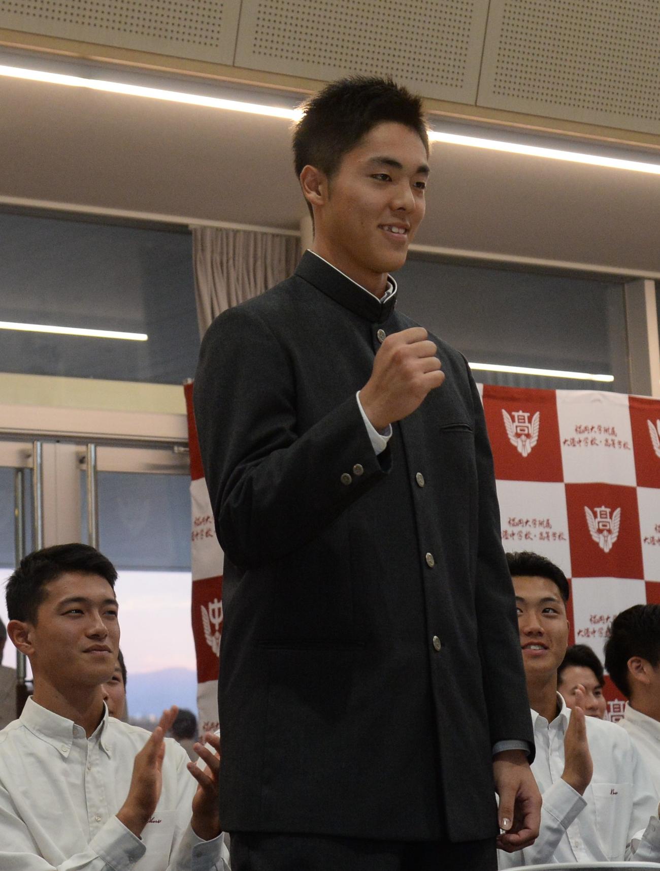 日本ハムから1位指名を受け、ガッツポーズをする福岡大大濠・柴田（撮影・佐藤究）