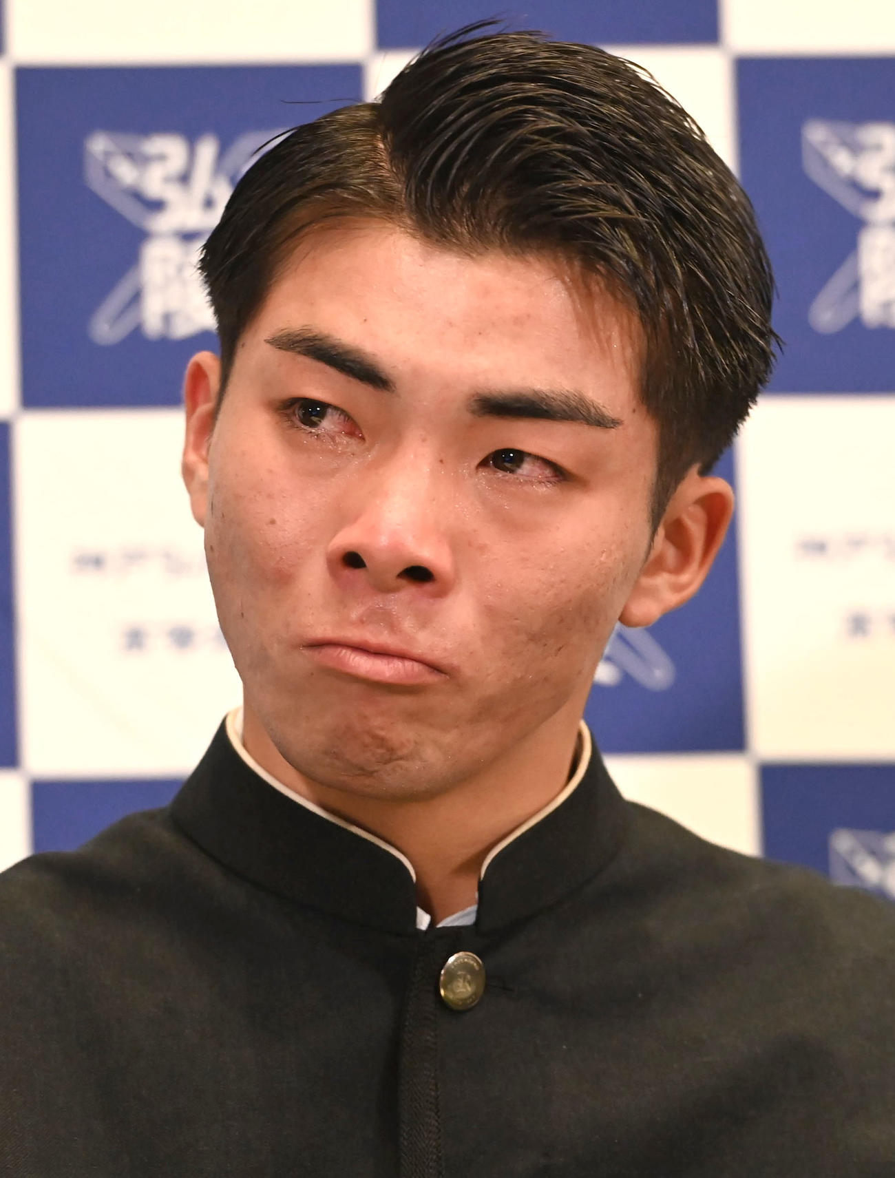 ソフトバンクから1位指名され涙を見せる神戸弘陵の村上泰斗（撮影・石井愛子）