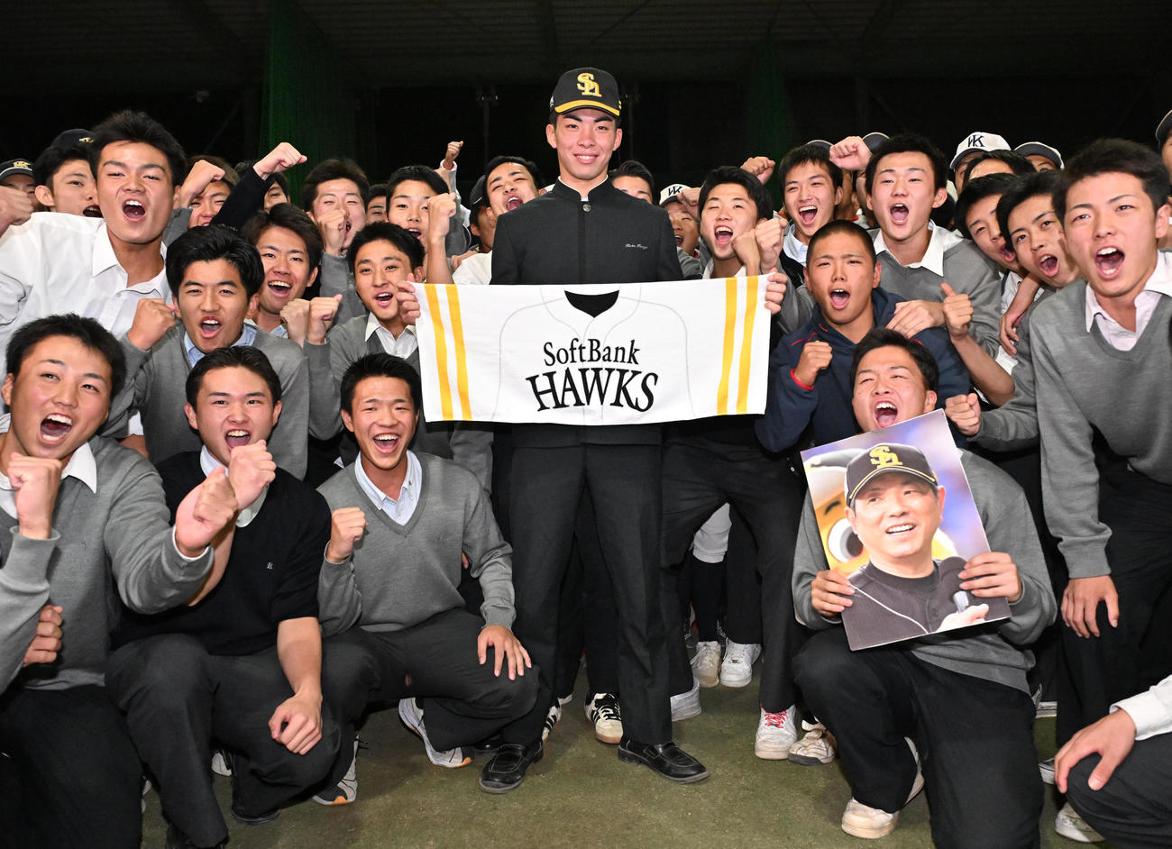 ナインらと記念撮影をする神戸弘陵の村上泰斗（中央）（撮影・石井愛子）