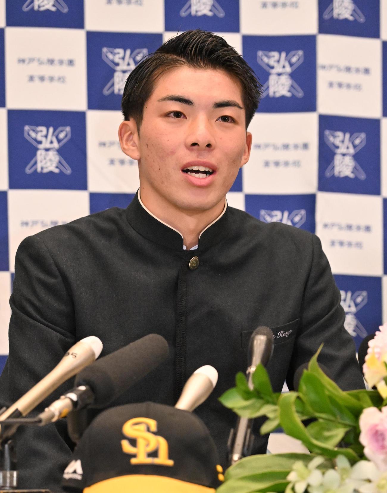 ソフトバンクから1位指名を受け会見をする神戸弘陵の村上泰斗（（撮影・石井愛子）