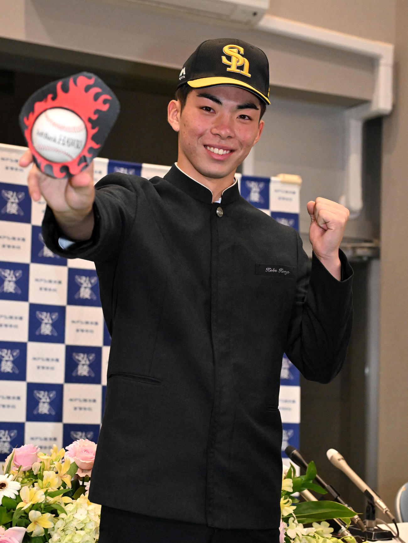 火の玉ボールを手に笑顔を見せる神戸弘陵の村上泰斗（撮影・石井愛子）