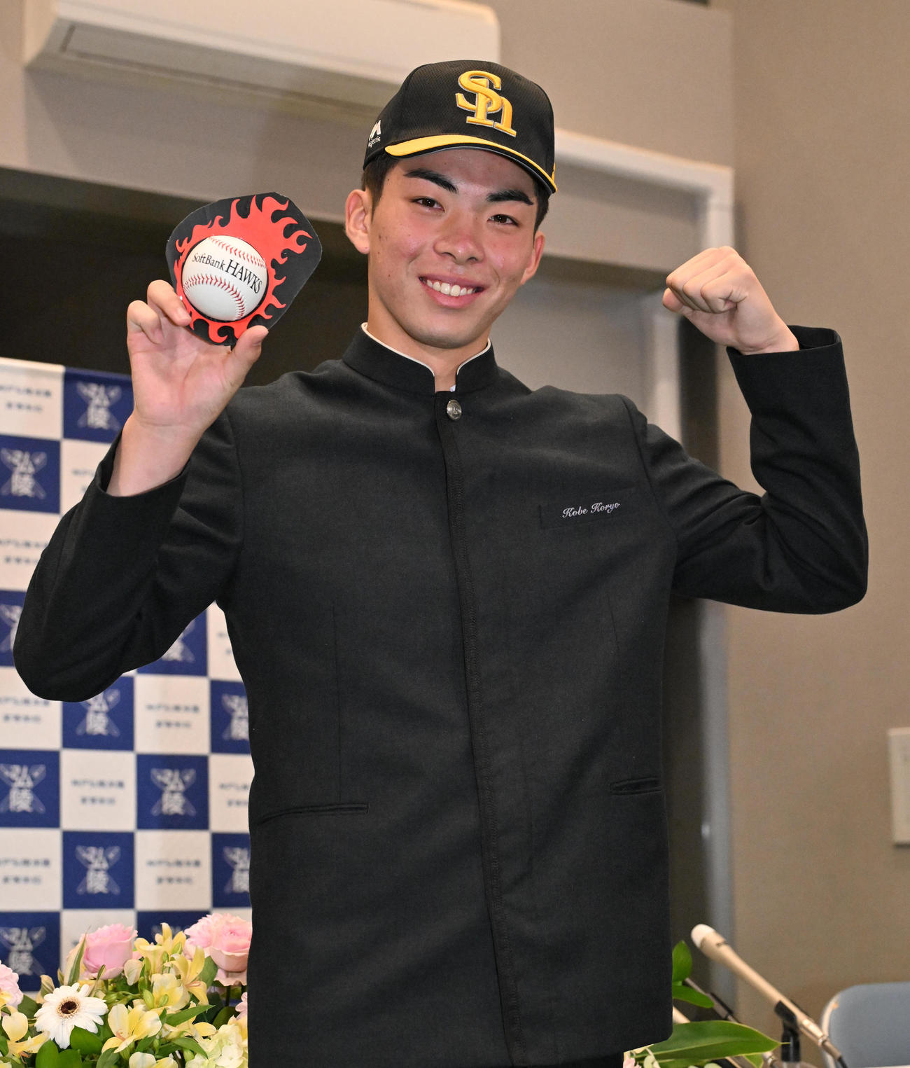 火の玉ボールを手に笑顔を見せる神戸弘陵の村上泰斗（撮影・石井愛子）