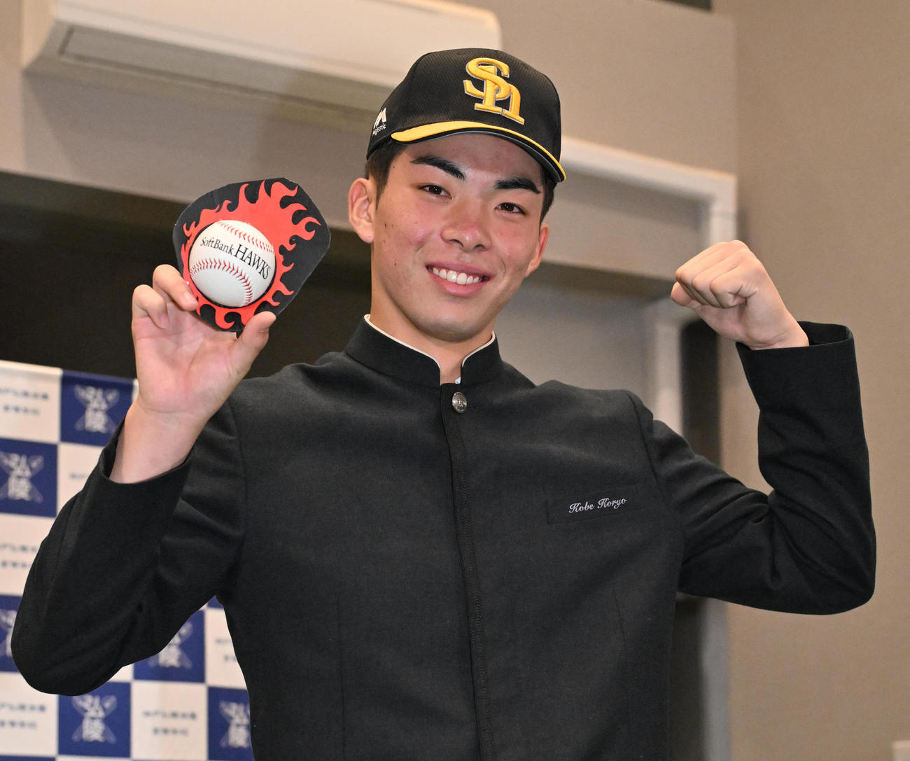 火の玉ボールを手に笑顔を見せる神戸弘陵の村上泰斗（撮影・石井愛子）