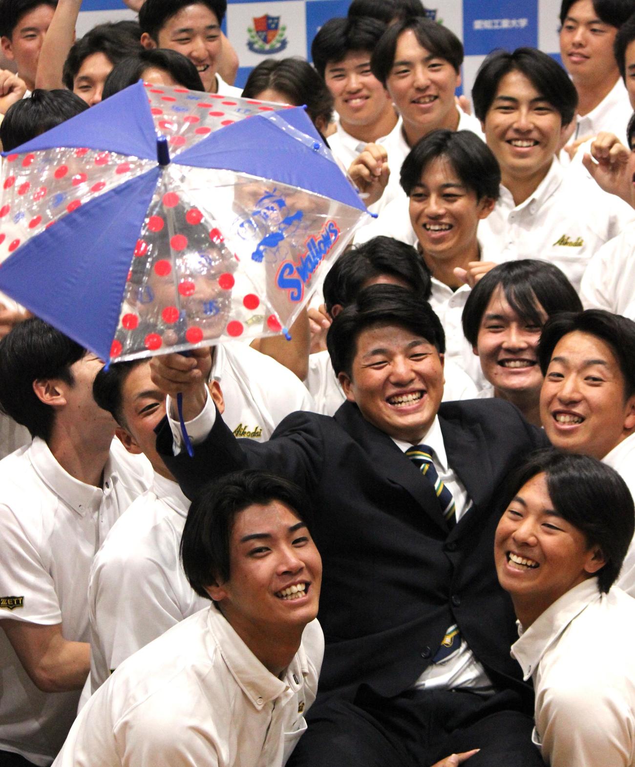 ヤクルトに1位指名されチームメートに胴上げされる愛知工大・中村優斗（撮影・柏原誠）