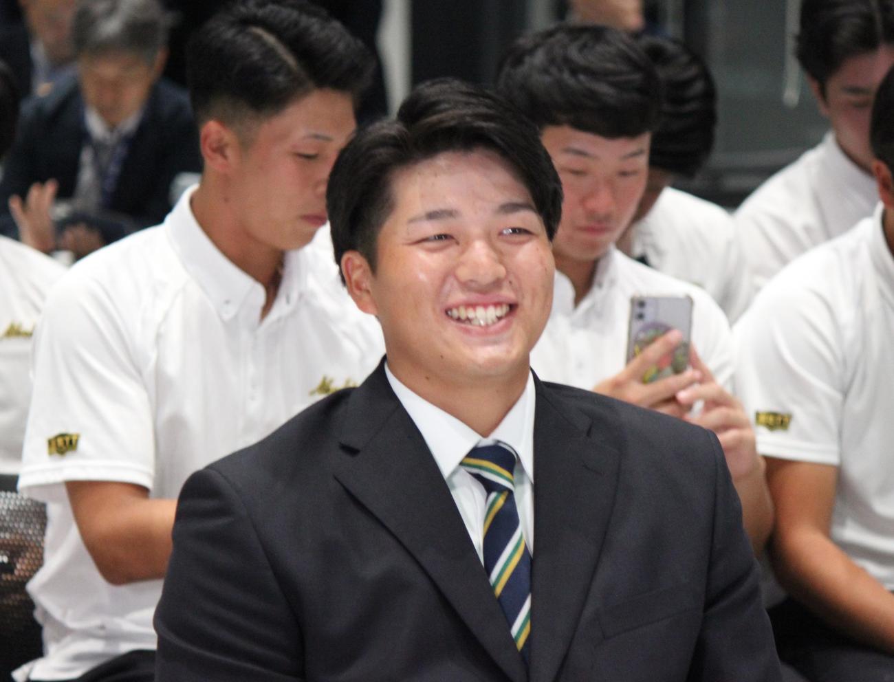 ドラフト会議を前に笑顔を見せる愛知工大・中村優斗（撮影・柏原誠）