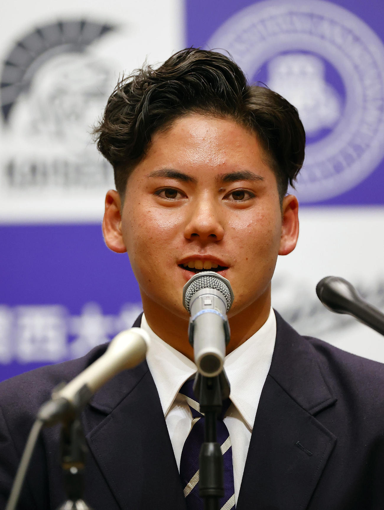 中日が交渉権を獲得し、記者会見する関大・金丸（撮影・藤尾明華）