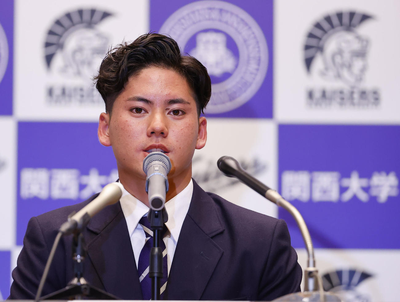 中日が交渉権を獲得し、記者会見する関大・金丸（撮影・藤尾明華）