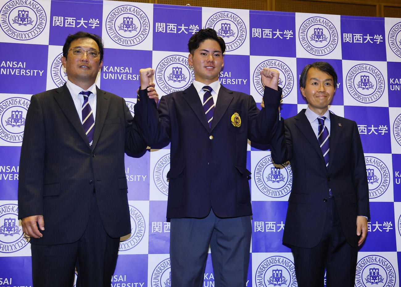 中日から1位指名を受け、小田監督（左）と北原野球部顧問と写真に納まる関大・金丸（撮影・藤尾明華）