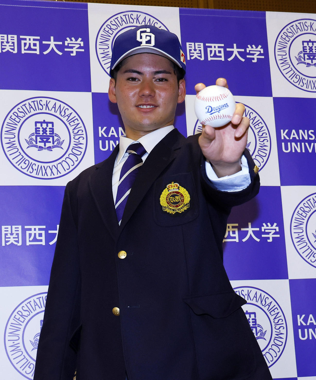 中日から1位指名を受け、ポーズをとる関大・金丸（撮影・藤尾明華）
