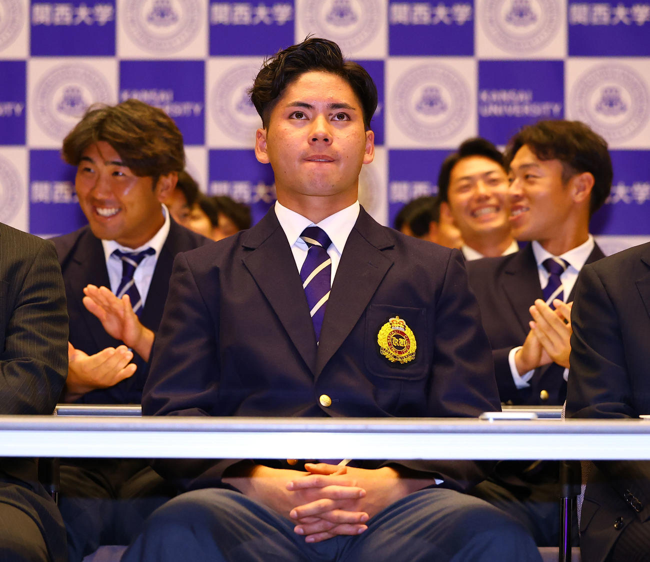 中日が交渉権を獲得し、ドラフトの画面を見つめる関大・金丸（撮影・藤尾明華）