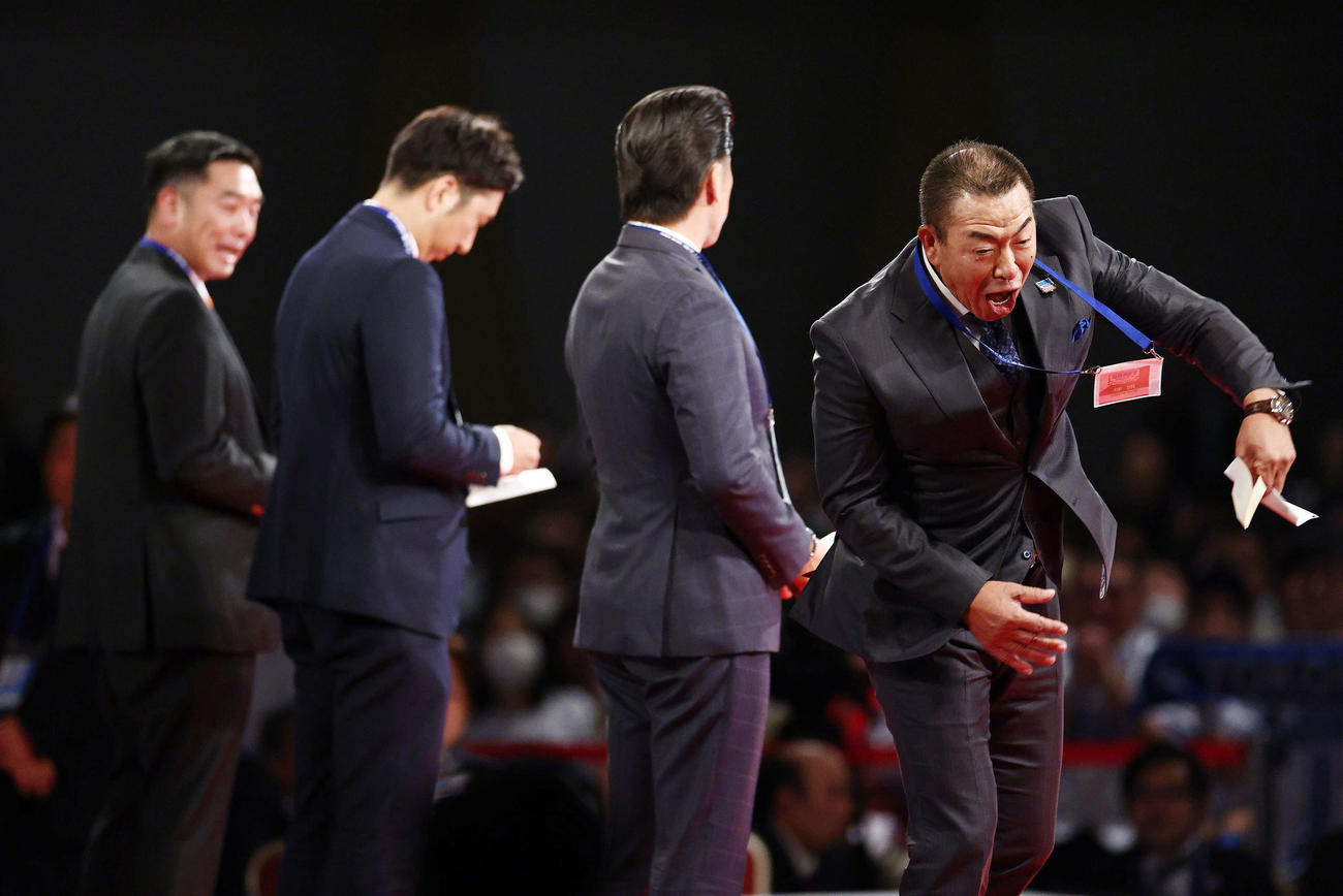 関大・金丸の1位指名抽選で交渉権を引き当て、ガッツポーズする中日井上監督（右）（撮影・河田真司）