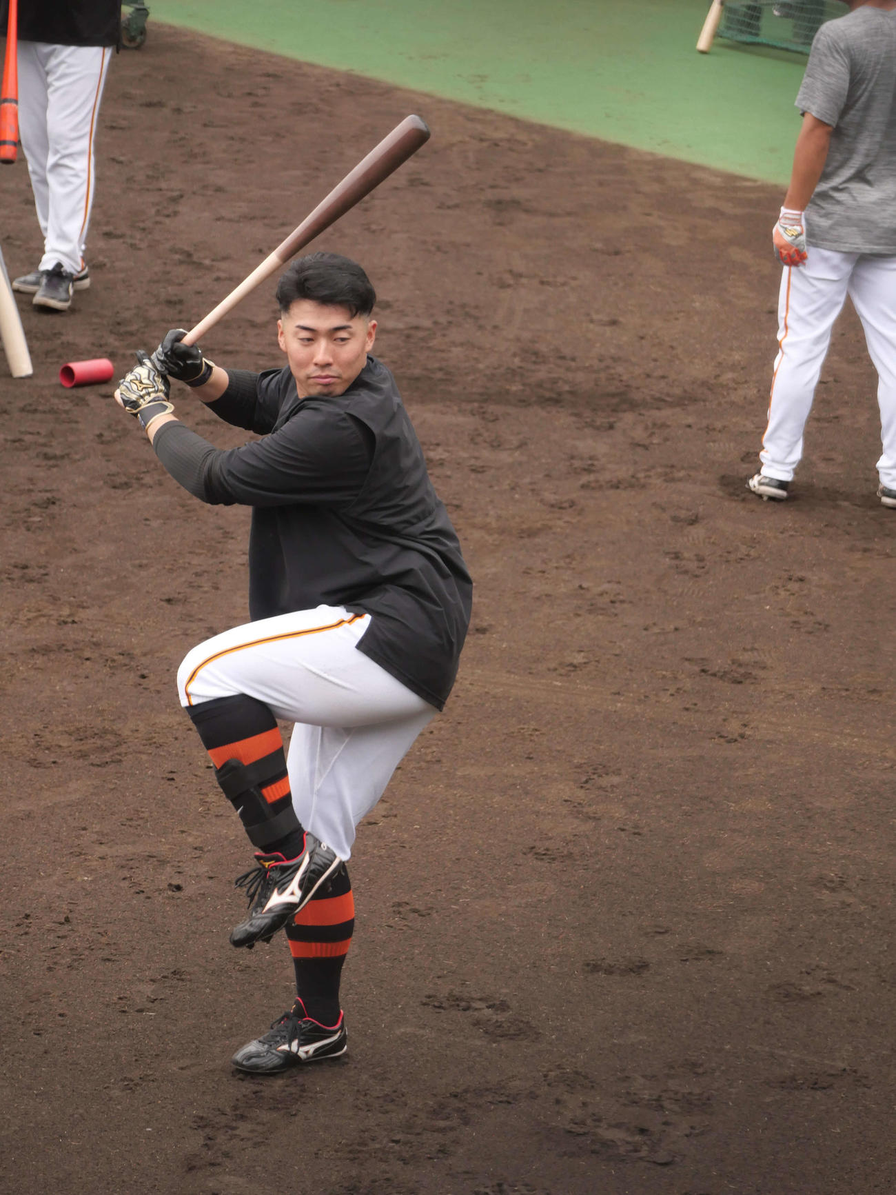 ティー打撃をする巨人浅野（撮影・上田悠太）