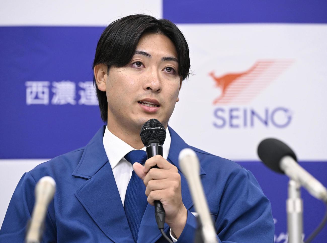 中日から2位指名を受け、記者会見する西濃運輸の吉田聖弥（共同）