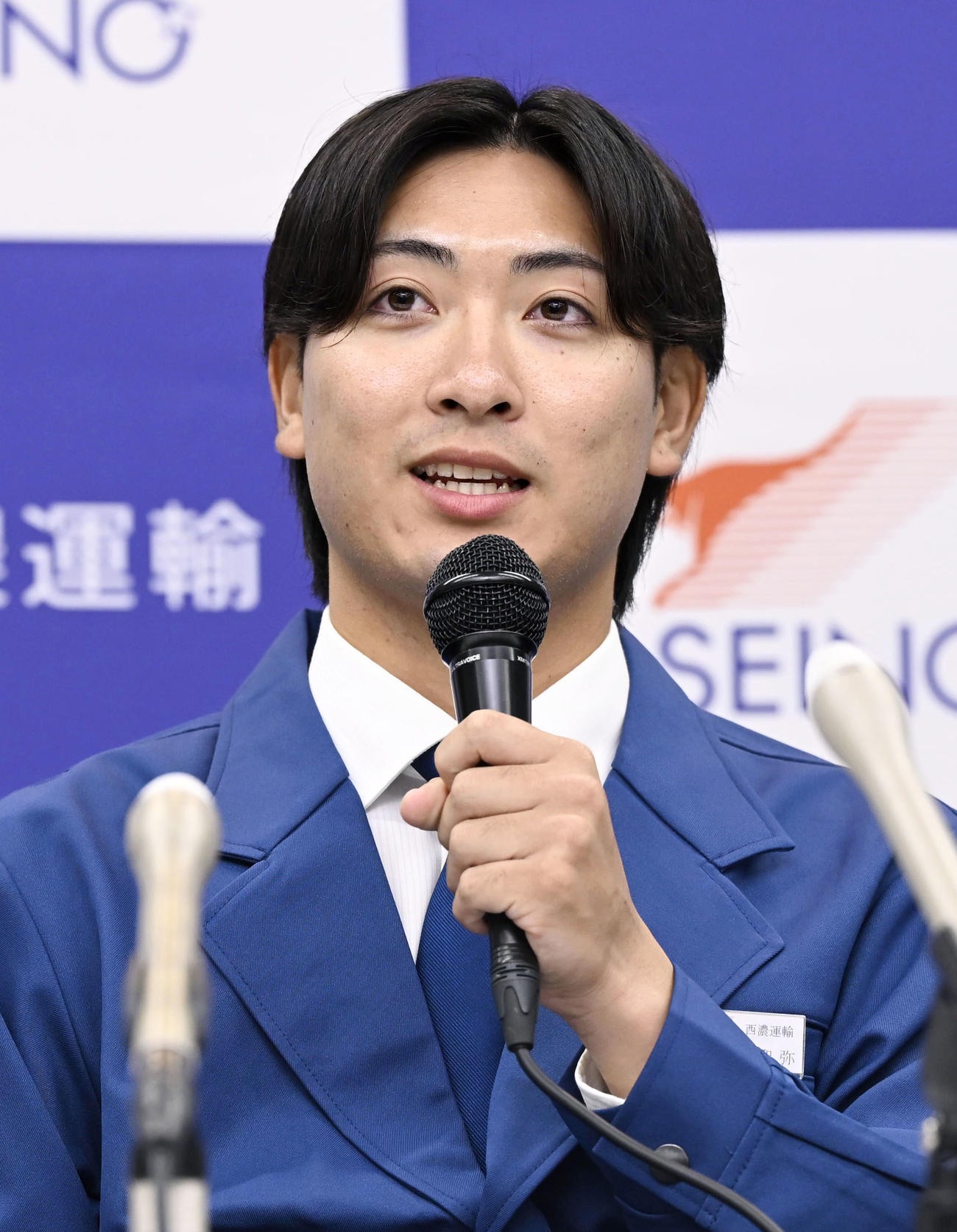 中日から2位指名を受け、記者会見する西濃運輸の吉田聖弥（共同）