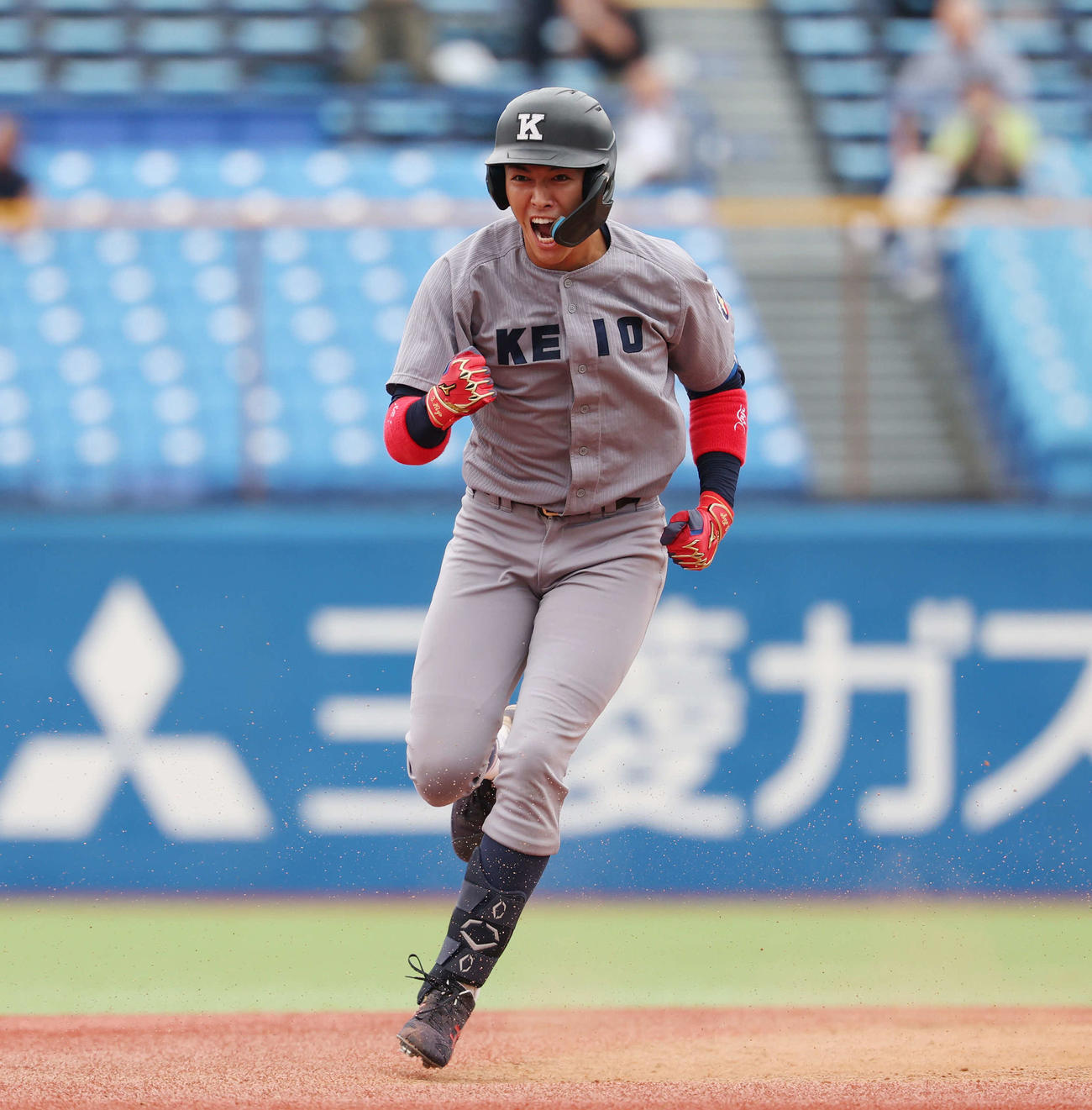 2024年9月28日、明大対慶大　9回裏慶大2死、中越え同点ソロ本塁打を放ち喜びを爆発させる清原