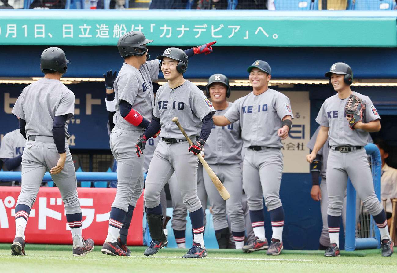 2024年9月28日、明大対慶大　9回裏慶大2死、中越え同点ソロ本塁打を放ち、父清原和博氏を指さす清原正吾