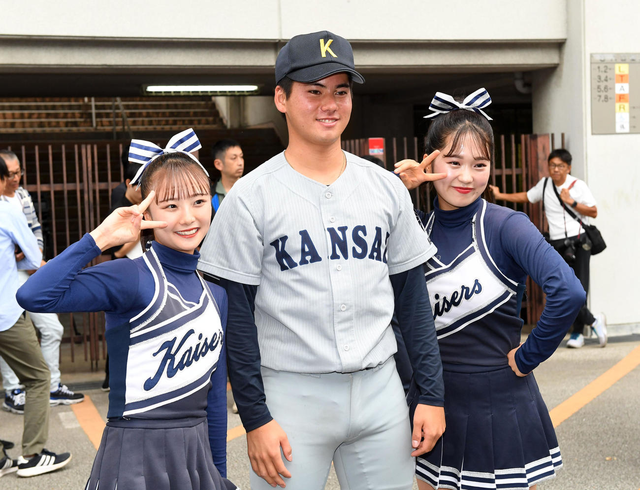 関大対関学大　チアガールと笑顔で記念撮影する関大・金丸（2024年10月22日撮影）