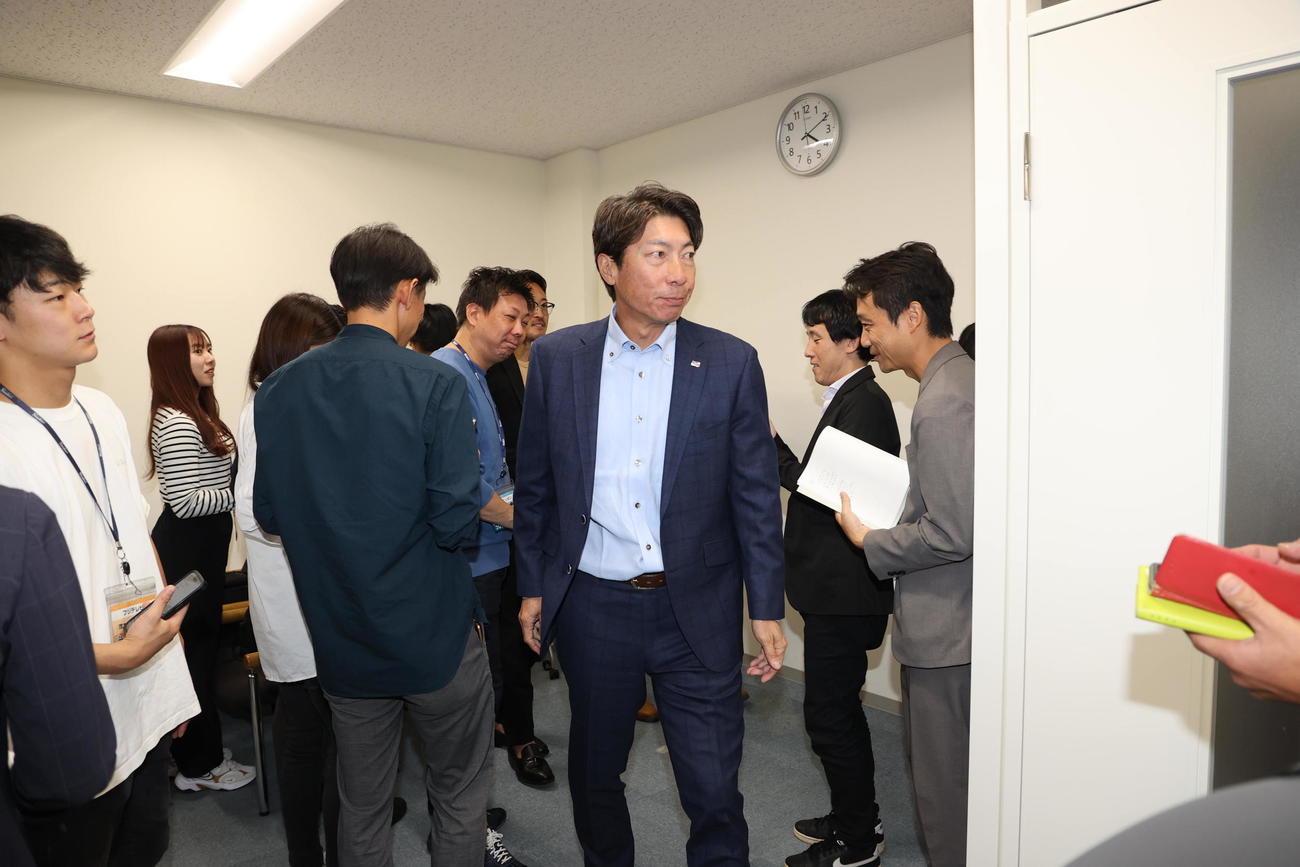 ドラフトを前日に控え、スカウト会議後に取材対応するヤクルト高津監督