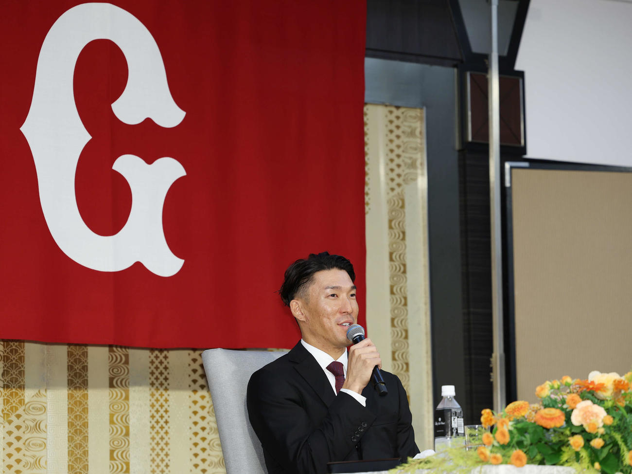 引退会見で話す巨人梶谷（撮影・宮地輝）