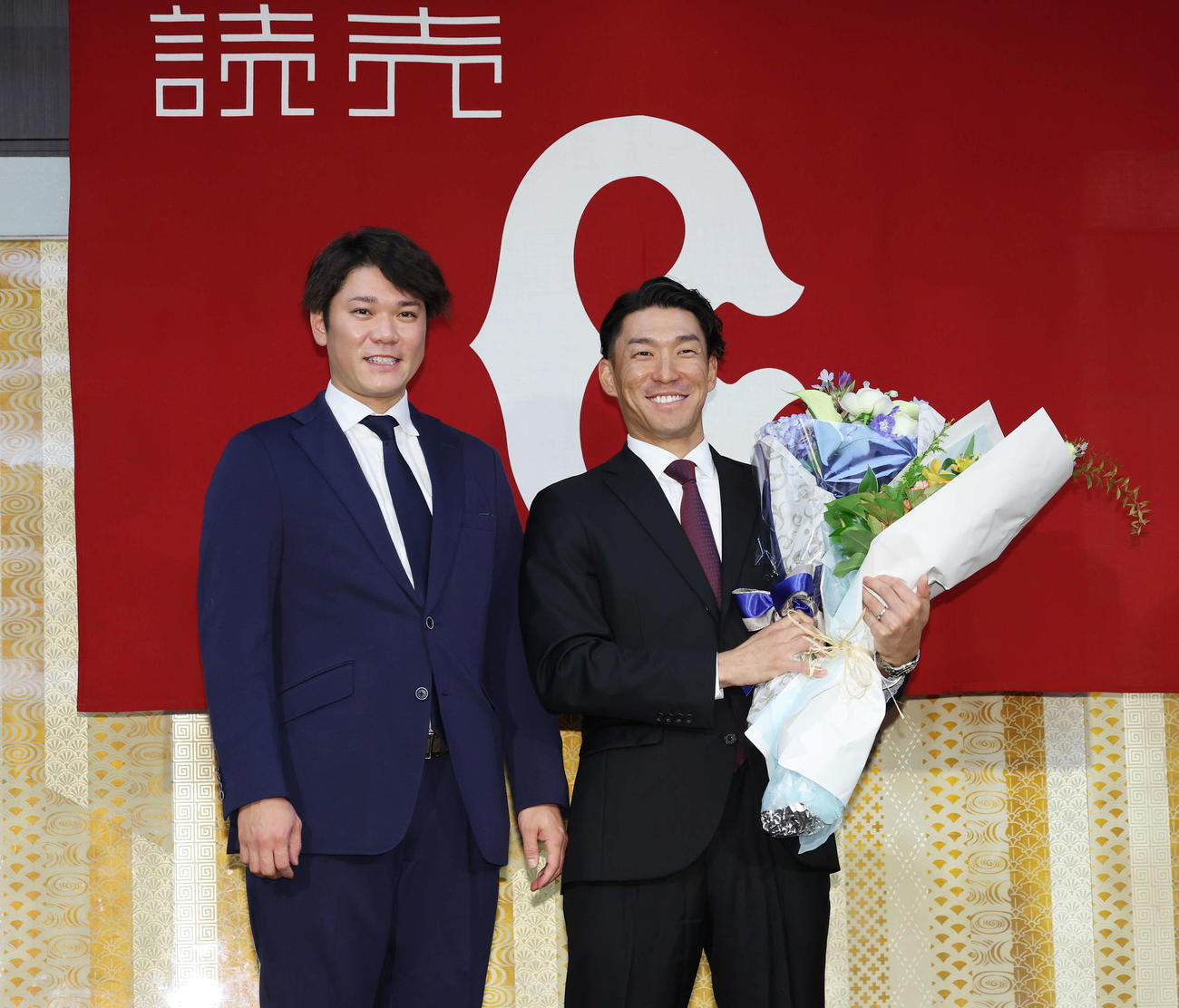 引退会見にサプライズで登場した巨人坂本（左）と笑顔で記念撮影する梶谷（撮影・宮地輝）