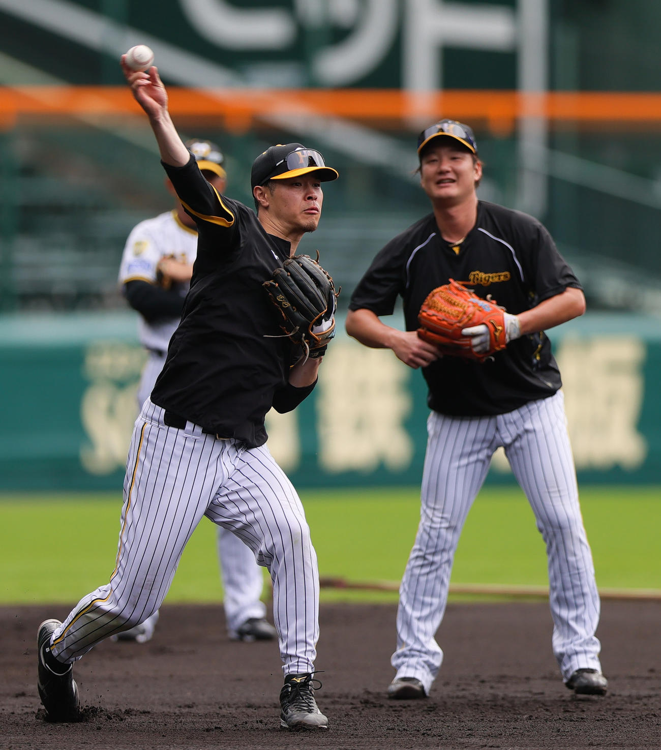 甲子園球場でノックを受ける阪神佐藤輝。奥は渡辺（撮影・上山淳一）