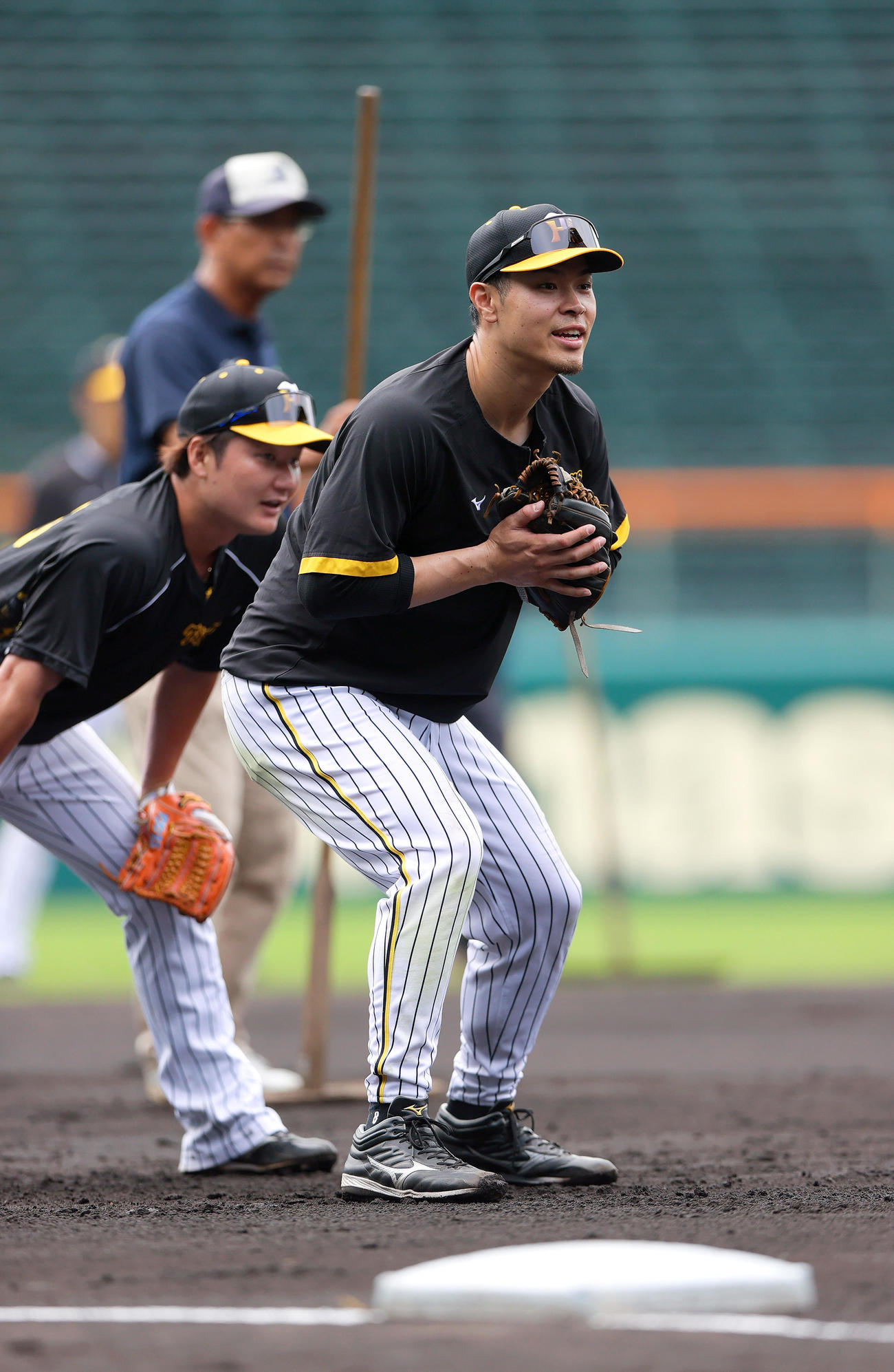 甲子園球場でノックを受ける阪神佐藤輝。左は渡辺（撮影・上山淳一）