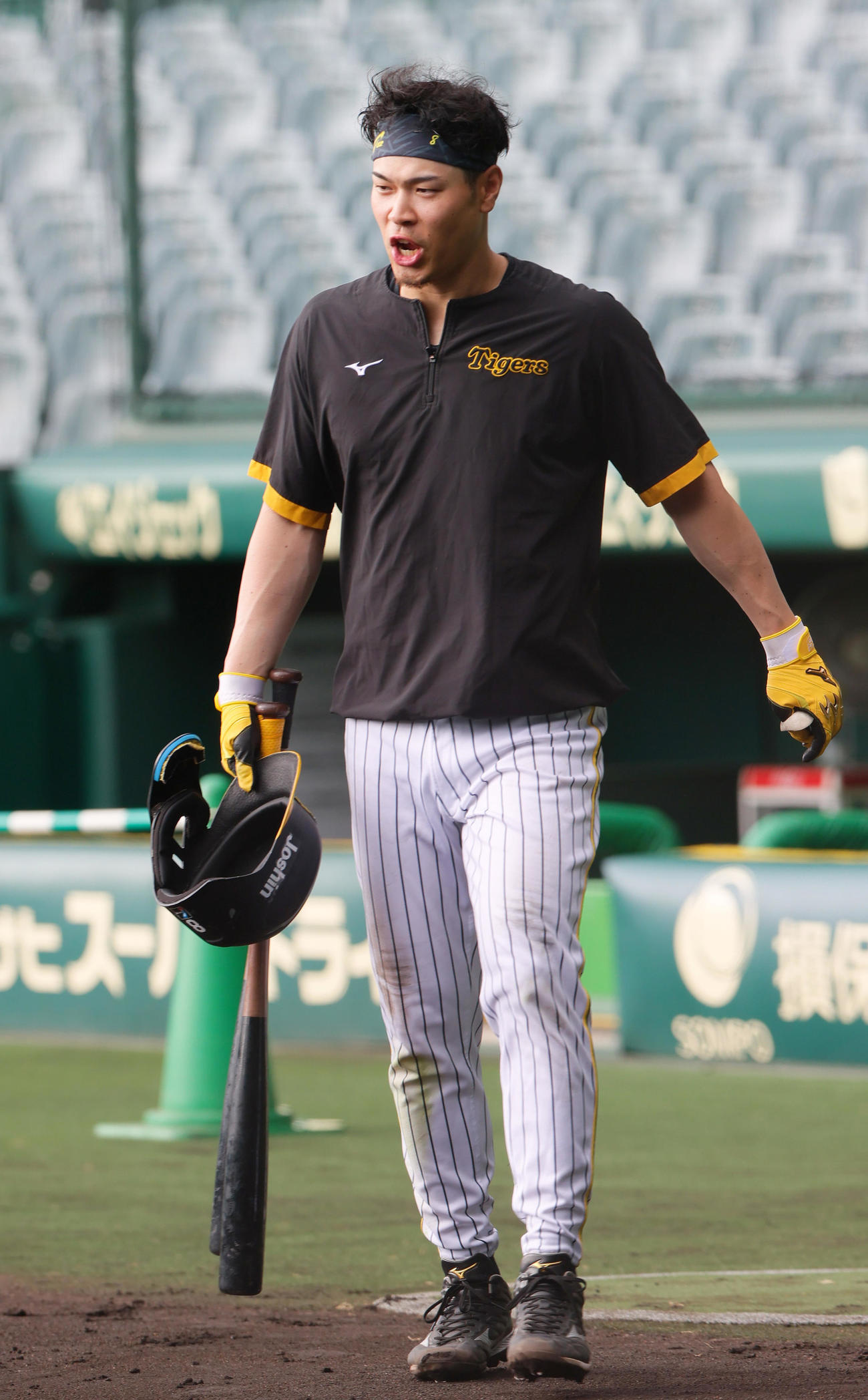 阪神佐藤輝は気合いの表情で打撃練習に向かう（撮影・上山淳一）