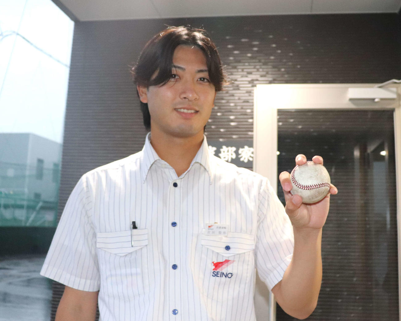 西濃運輸・吉田聖弥のチェンジアップの握り（撮影・中島麗）