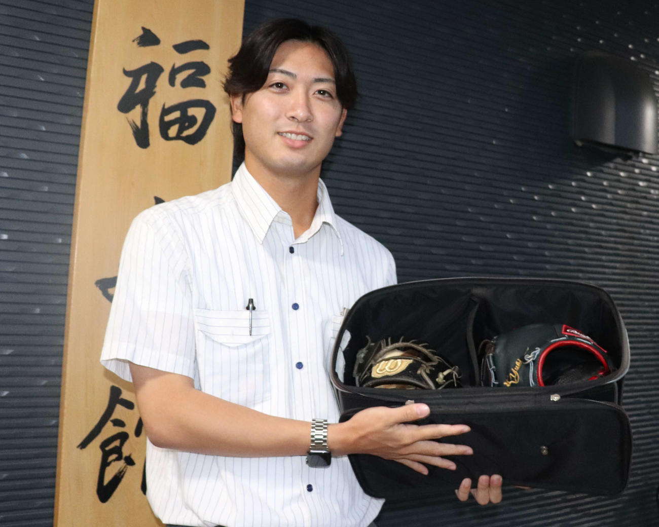 元阪神、オリックスの能見篤史氏が使っていたグラブケースを使用する、西濃運輸・吉田。社会人時代の先輩・楽天林優樹のグラブ（右）をお守りのように持ち歩く（2024年10月3日撮影）