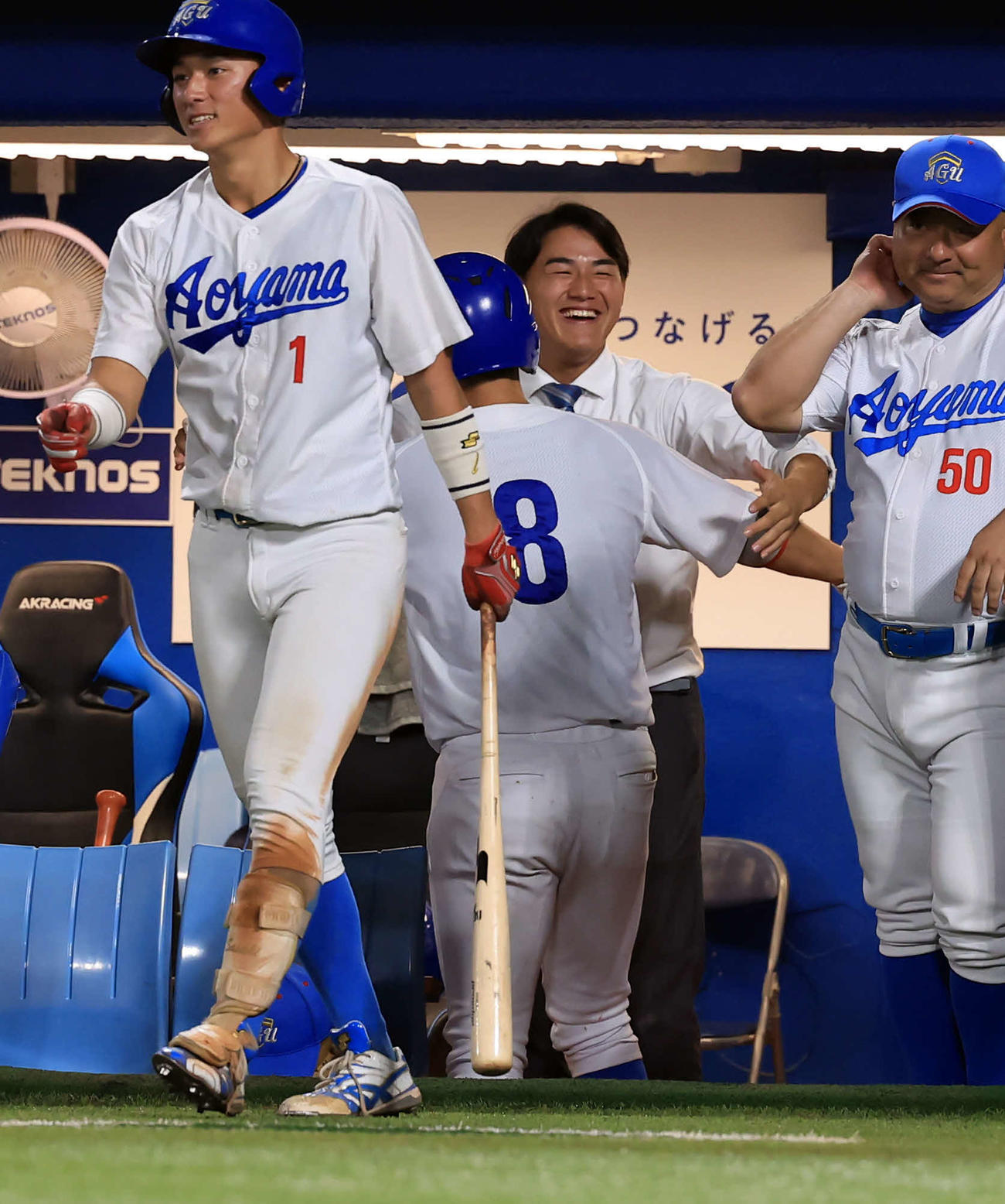 中大対青学大　4回裏青学大2死一、二塁、初谷（背番号8）が右越え3点本塁打を放ち、抱擁して喜ぶ西川（奥）。左は佐々木（撮影・浅見桂子）