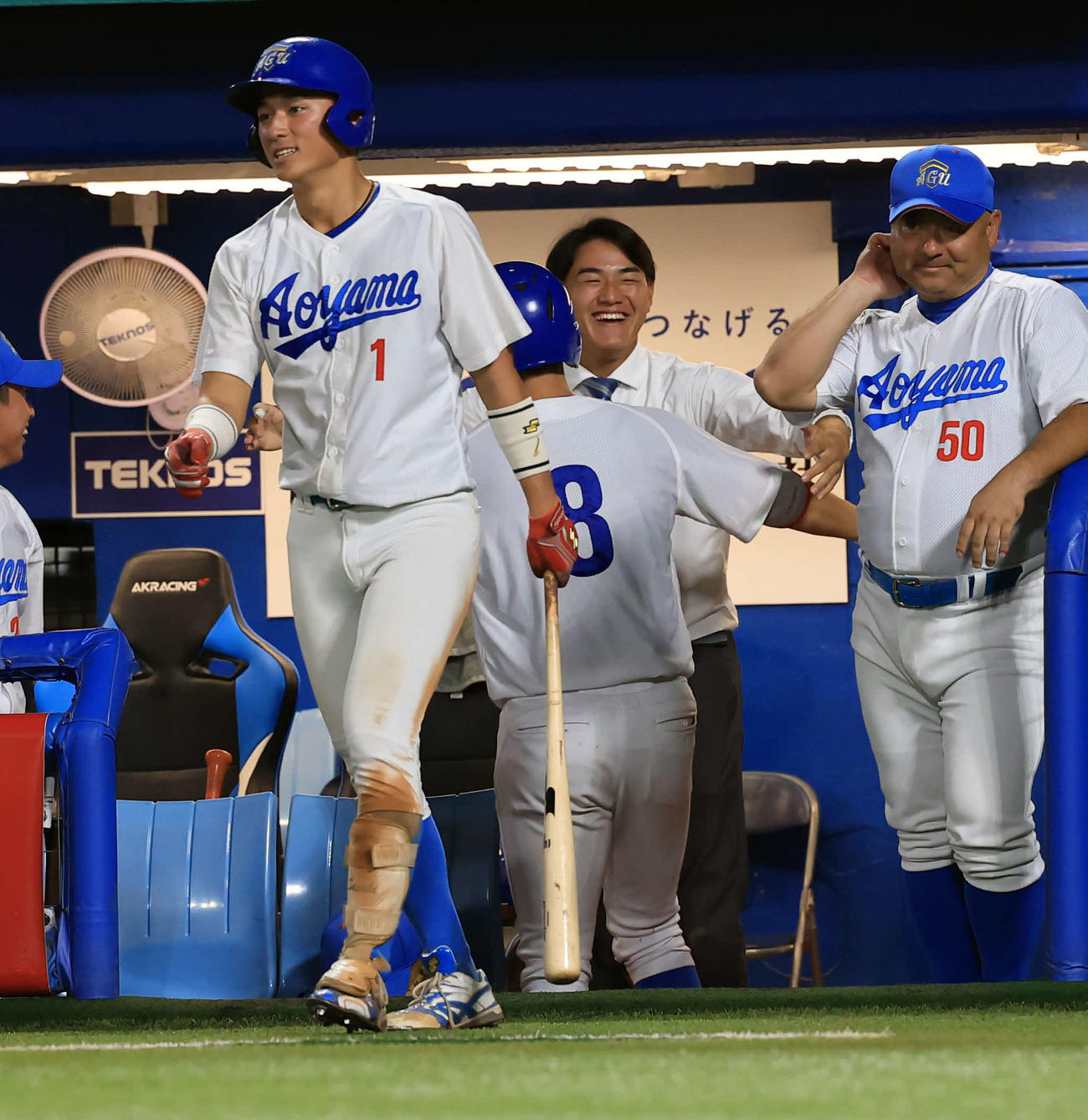 中大対青学大　4回裏青学大2死一、二塁、初谷（背番号8）が右越え3点本塁打を放ち、抱擁して喜ぶ西川（奥）。左は佐々木（撮影・浅見桂子）
