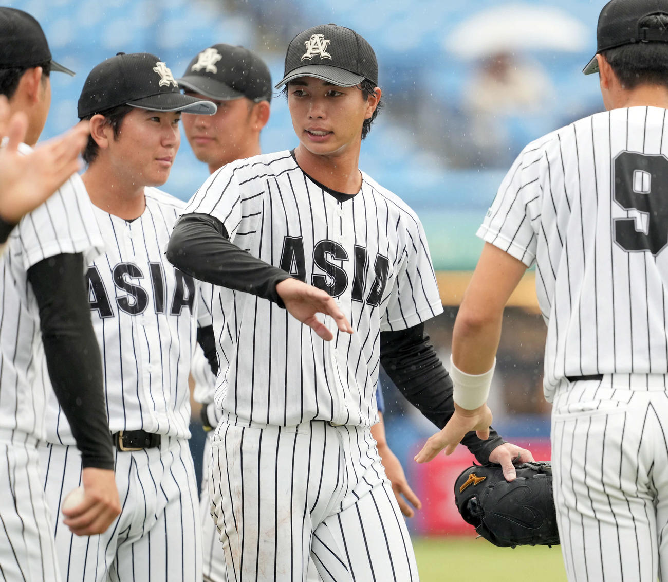 日大対亜大　4回表、ランナーを背負いながらも無失点に抑えた亜大・山城（撮影・たえ見朱実）