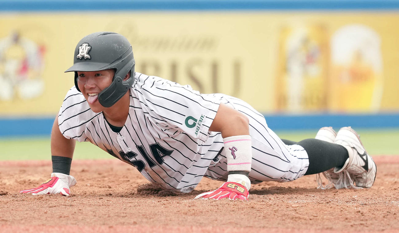 日大対亜大　5回裏亜大1死三塁、芹沢の犠飛で生還した笠松は、本塁で腕立て伏せを披露（撮影・たえ見朱実）