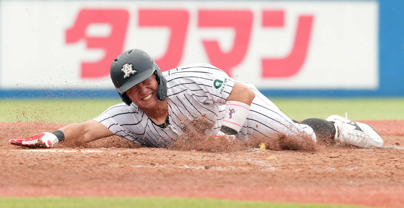 日大対亜大　5回裏亜大1死三塁、芹沢の犠飛で生還する笠松（撮影・たえ見朱実）
