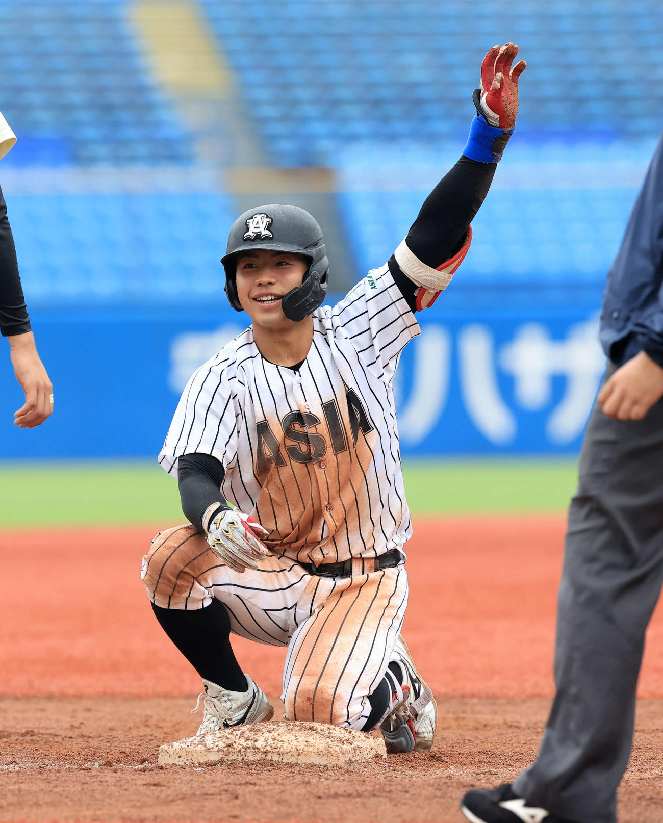 日大対亜大　4回裏亜大2死二塁、前嶋は適時三塁打を放ち手を上げる（撮影・浅見桂子）