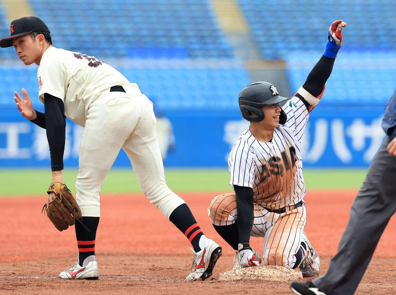 日大対亜大　4回裏亜大2死二塁、前嶋は適時三塁打を放ち手を上げる（撮影・浅見桂子）