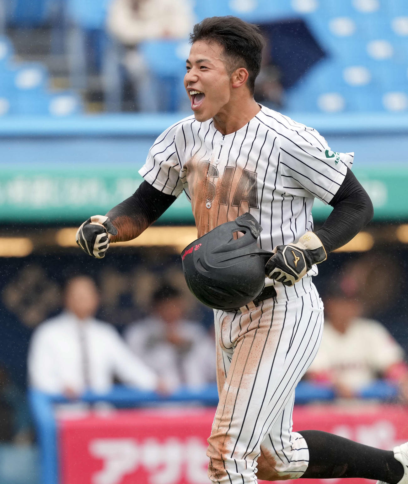 日大対亜大　3回裏亜大1死二、三塁、二塁手の野選で生還し笑顔を見せる前島（撮影・たえ見朱実）