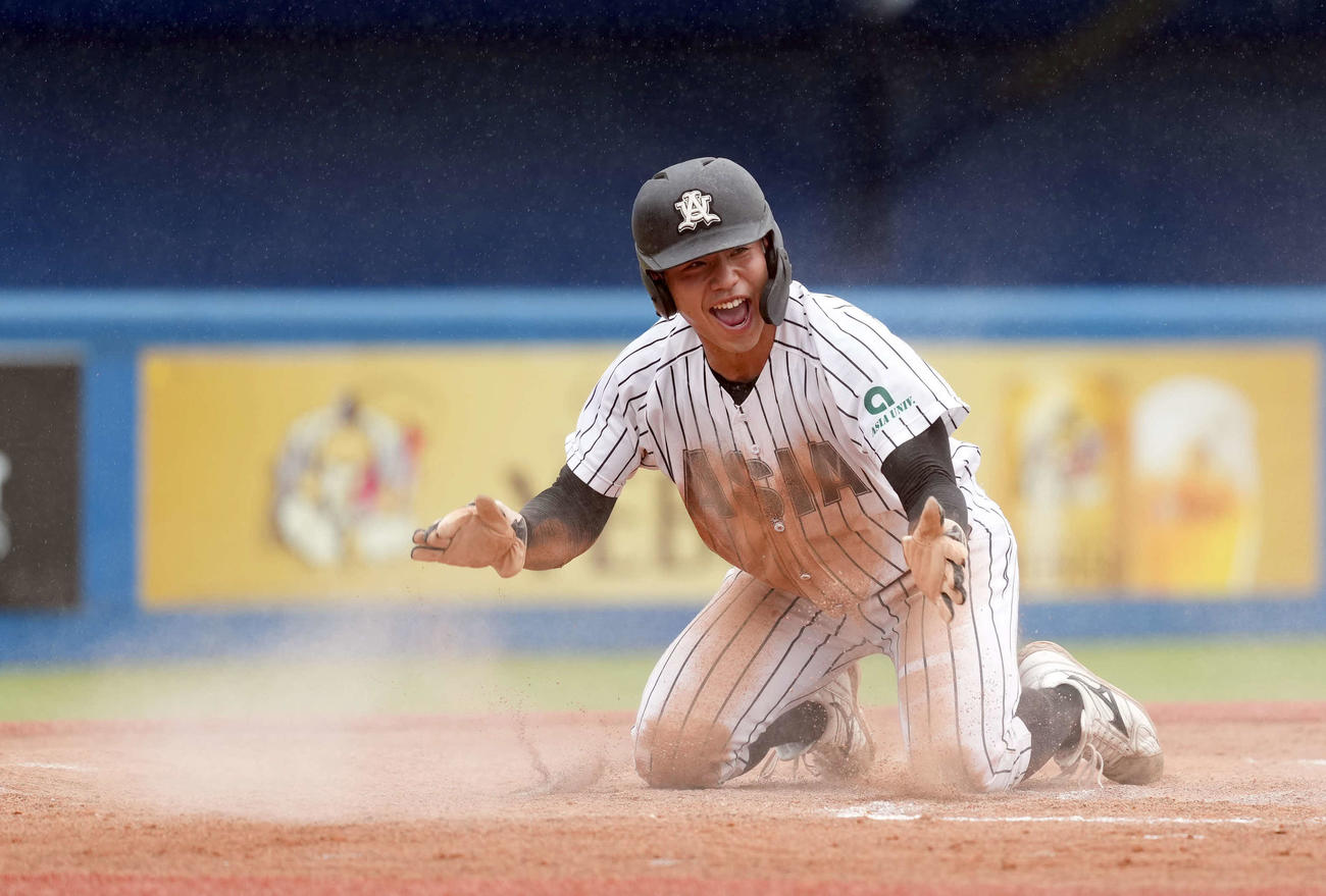 日大対亜大　3回裏亜大1死二、三塁、二塁手の野選で生還する前島（撮影・たえ見朱実）