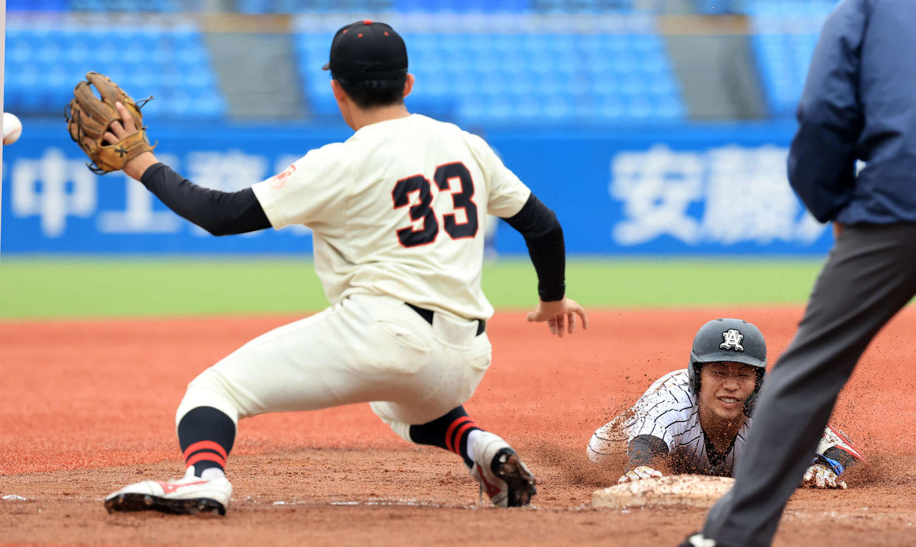 日大対亜大　4回裏亜大2死二塁、前嶋は適時三塁打を放ちヘッドスライディング（撮影・浅見桂子）