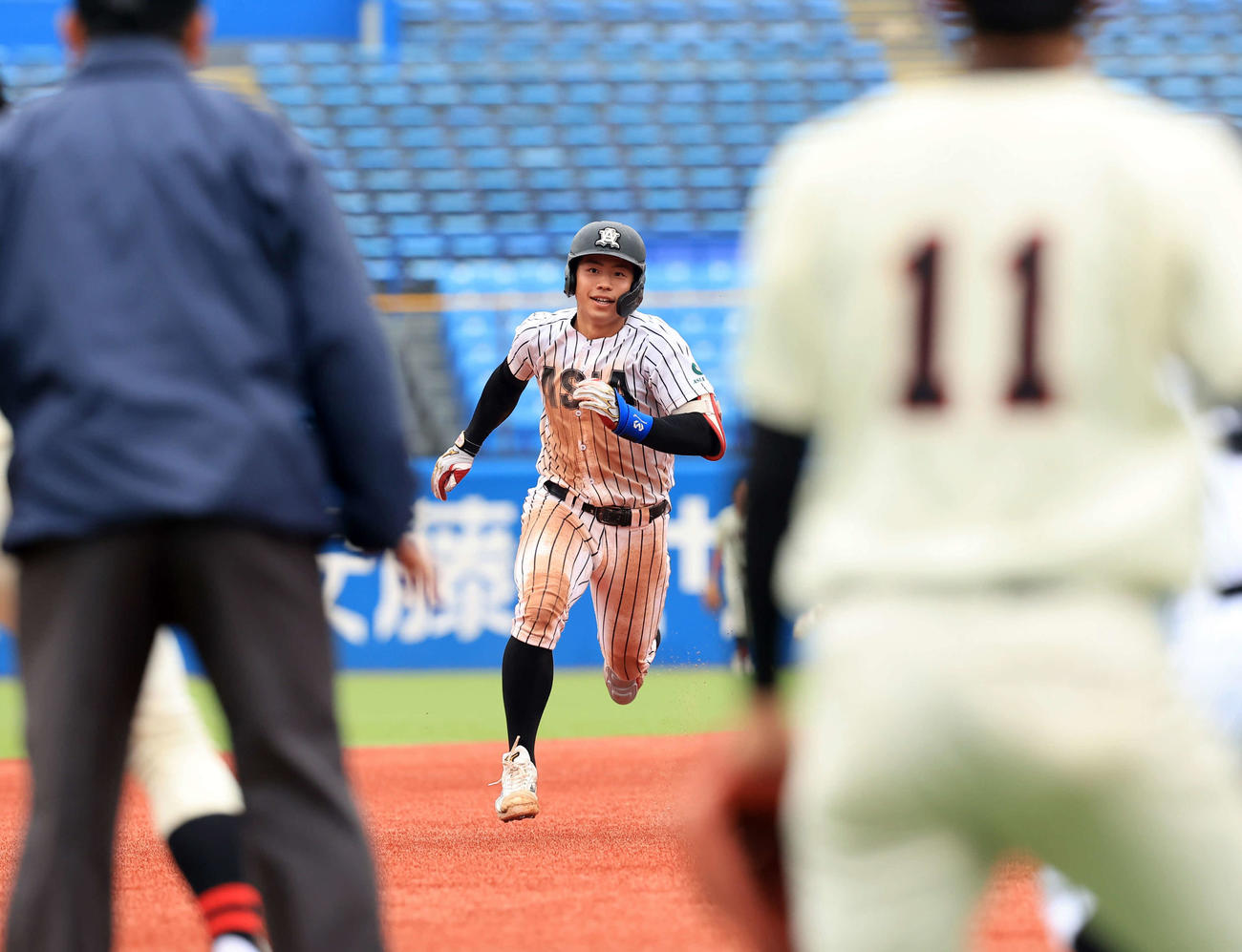 日大対亜大　4回裏亜大2死二塁、前嶋は適時三塁打を放ち激走する（撮影・浅見桂子）